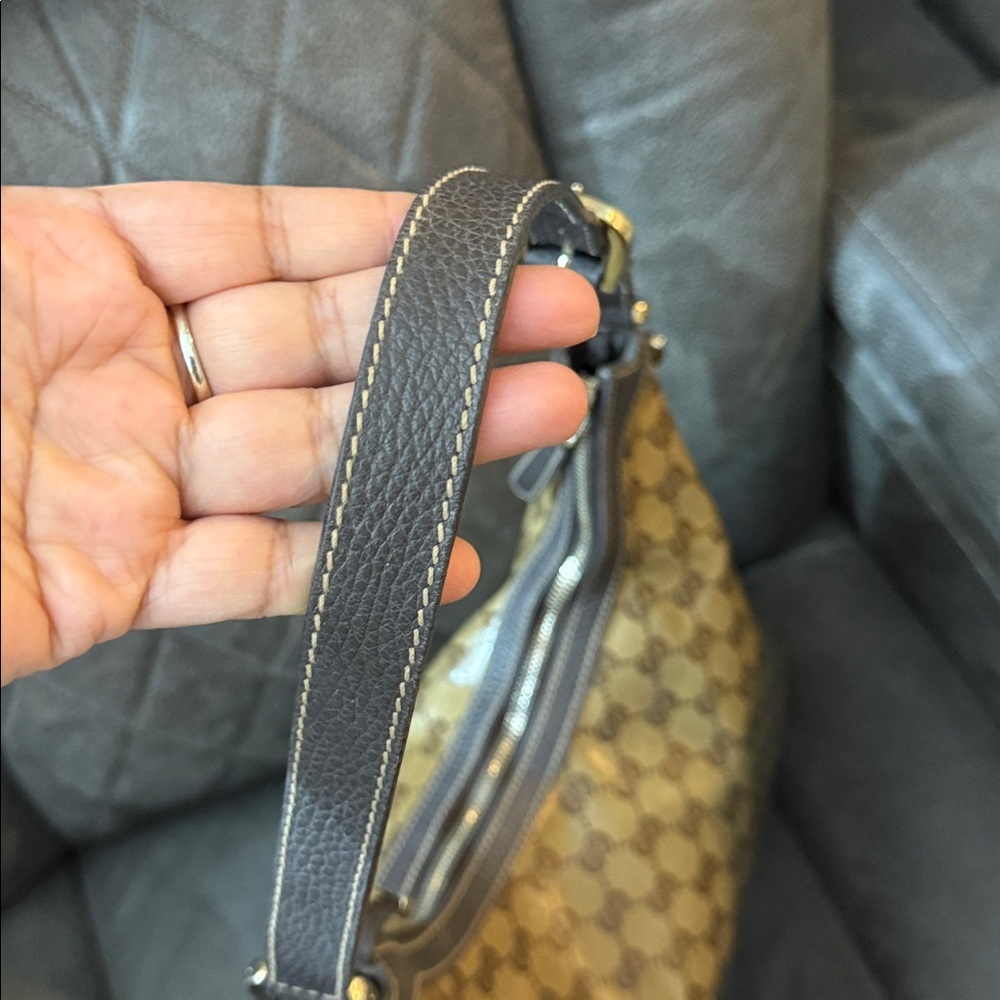 Gucci Tan Monogram Shoulder Bag - Picture 3 of 10
